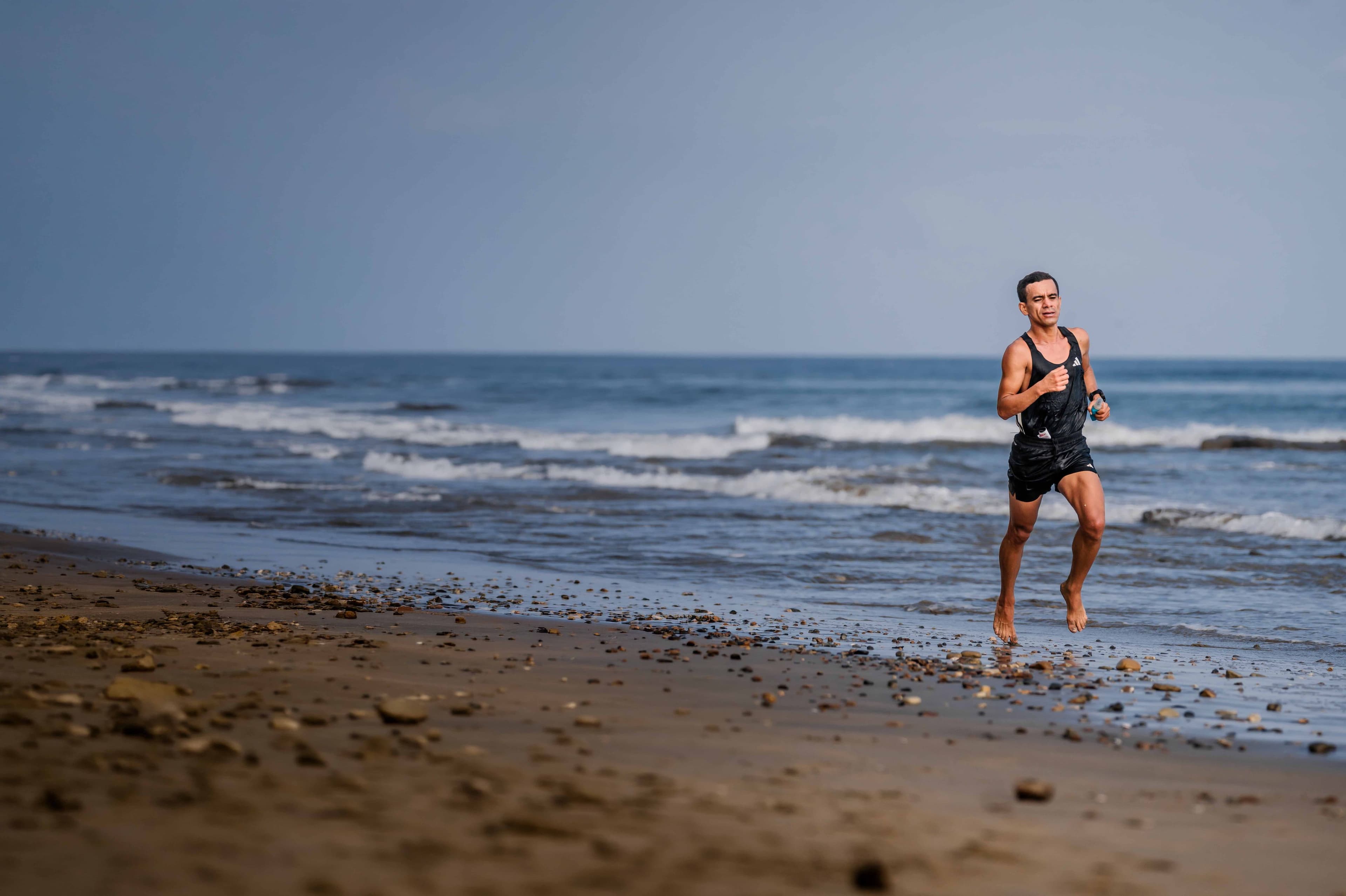 Corredor en la orilla de la playa durante una carrera en Manabí